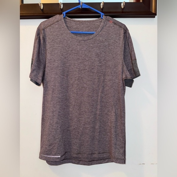 Lululemon Plum Sporting T SHIRT Size Medium - Picture 1 of 6